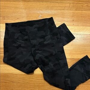 Lululemon Black Crop Camouflage Leggings Size 6